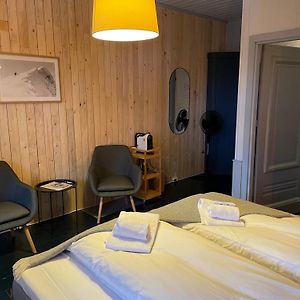 Zimmer mit Kingsize-Bett